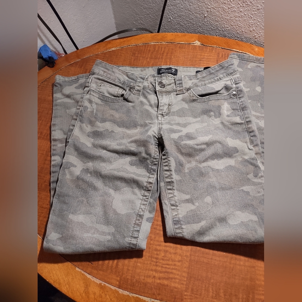 EUC Seven 7 Camo Flores Skinny Pants